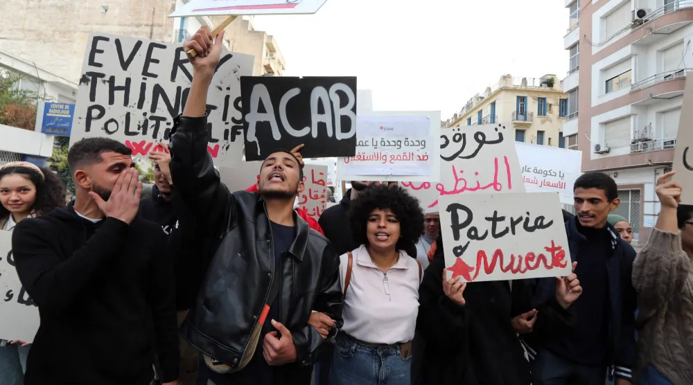 حشود غفيرة تشارك في المظاهرة التي نظمها اليوم السبت عدد من الحقوقيين للمطالبة بإطلاق سراح المعارضين (إ.ب.أ)