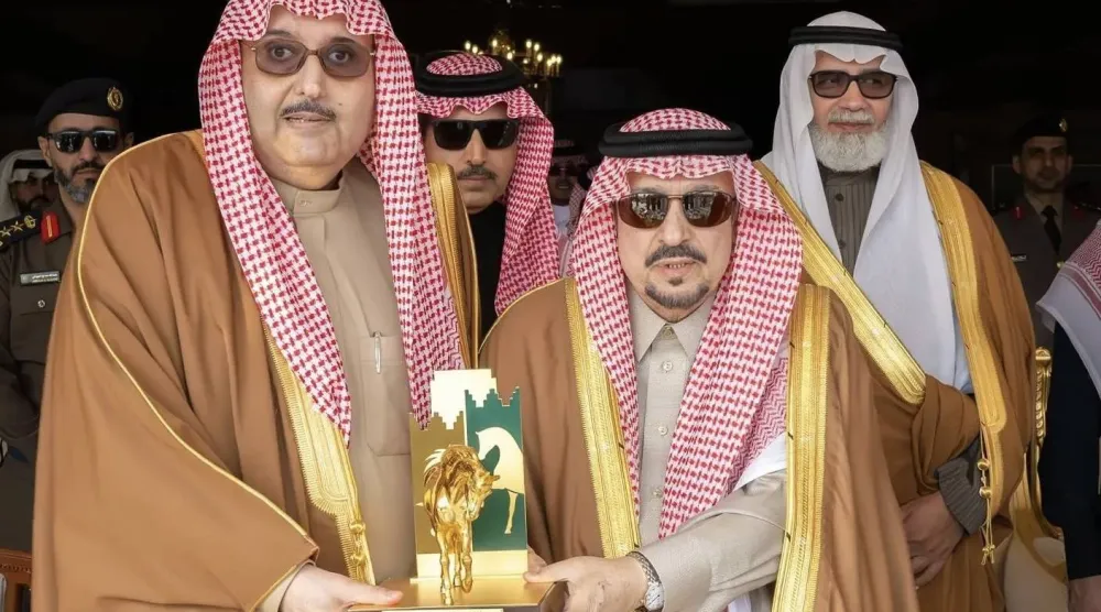 أمير منطقة الرياض خلال تتويجه الأمير عبد العزيز بن أحمد بن عبد العزيز نظير فوز اسطبل عذبة بجوائز (واس)