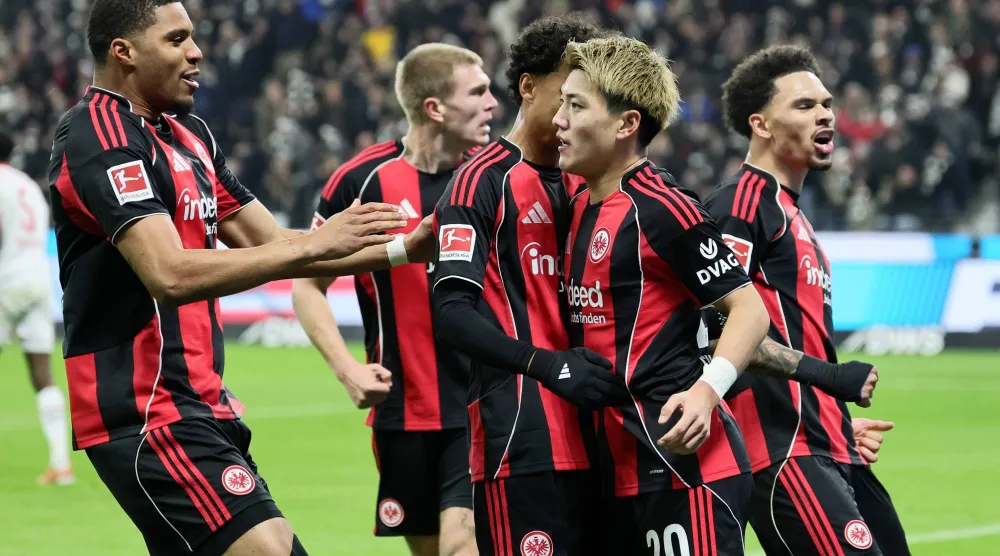 فرحة لاعبي أينتراخت فرانكفورت بهدف الفوز على أوغسبورغ (إ.ب.أ)