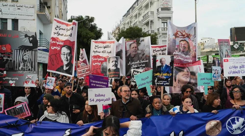 جانب من المظاهرة التي نظمها معارضون لسياسات الرئيس سعيّد وسط العاصمة (رويترز)