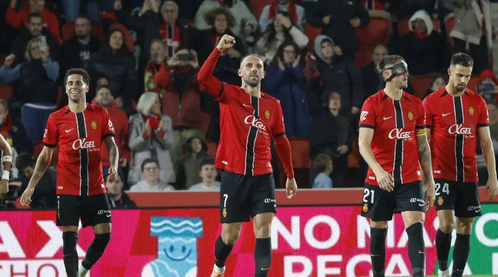 فيدات موريكي يحتفل بالهدف الثالث لمايوركا في مرمى إلتشي (إ.ب.أ)