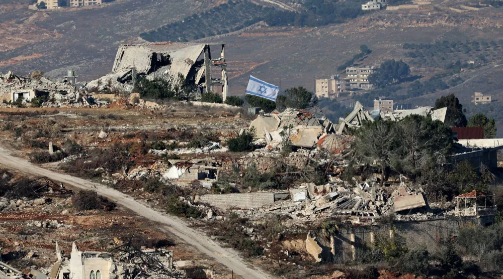 بلدة العديسة بجنوب لبنان كما تظهر من مستوطنة المطلة الإسرائيلية (إ.ب.أ)