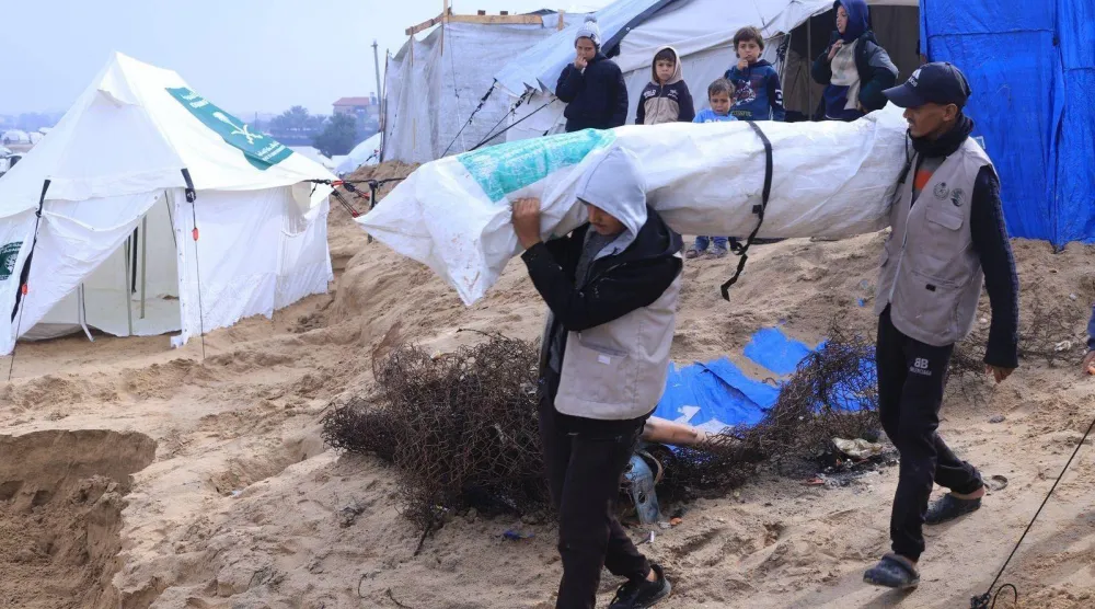 نفّذ «مركز الملك سلمان للإغاثة» تدخلات إغاثية ميدانية عاجلة لصالح الأسر النازحة في مخيمات جنوب قطاع غزة (واس)