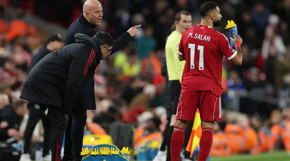 أرني سلوت يوجه لاعبه محمد صلاح في لقاء برايتون (رويترز)