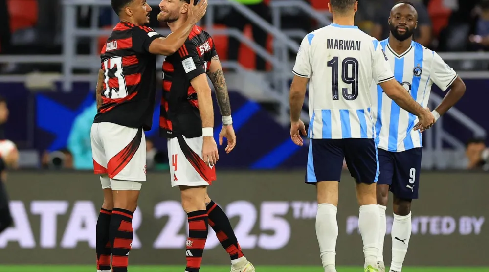 فرحة لاعبي فلامنغو وحسرة لاعبي بيراميدز (رويترز)