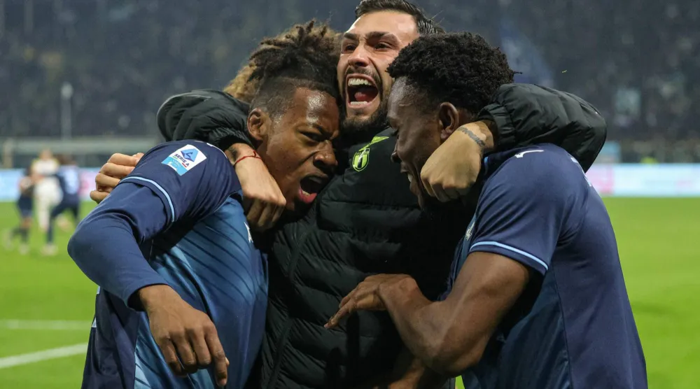 فرحة لاعبي لاتسيو بالفوز القاتل على بارما (إ.ب.أ)