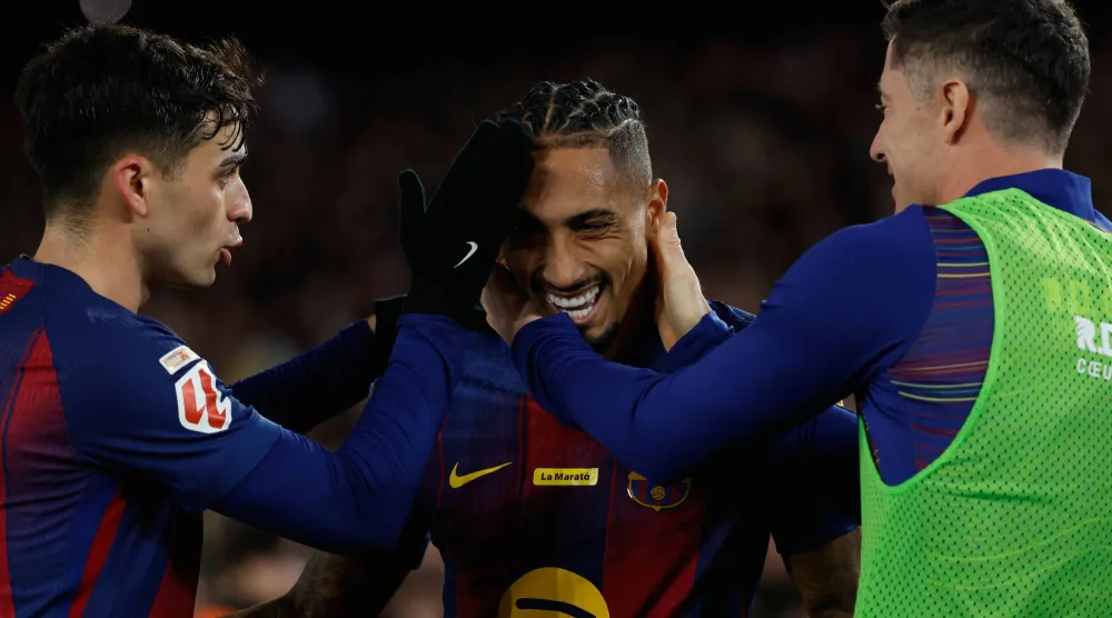 البرازيلي رافينيا يتلقى تهنئة زكلائه بثنائيته في أوساسونا (أ.ب)