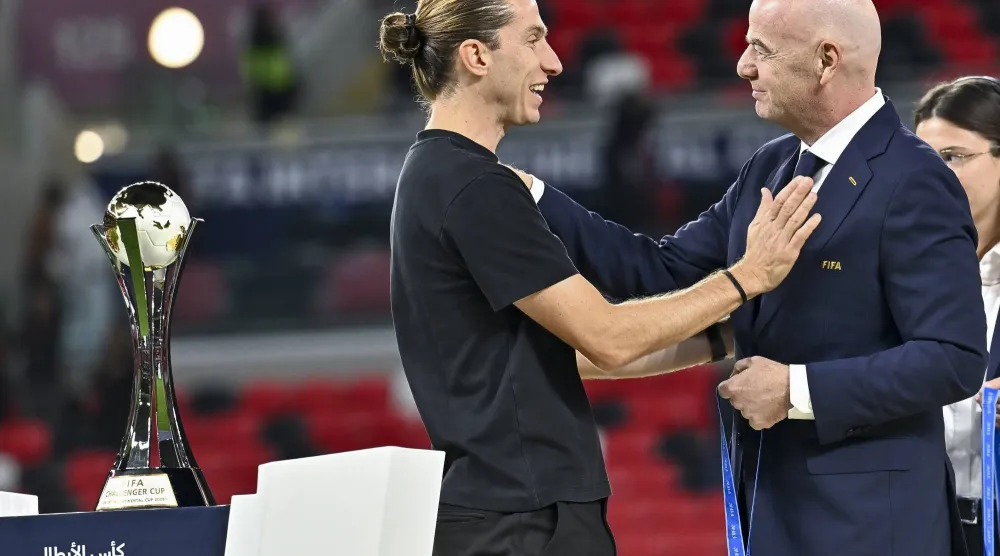 فيليبي لويس مدرب فلامنغو البرازيلي مع إنفانتينو رئيس «فيفا» (إ.ب.أ)