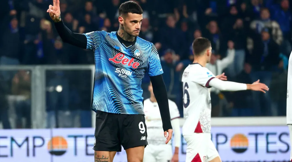 جيانلوكا سكاماكا يحتفل بثنائيته في مرمى كالياري (إ.ب.أ)