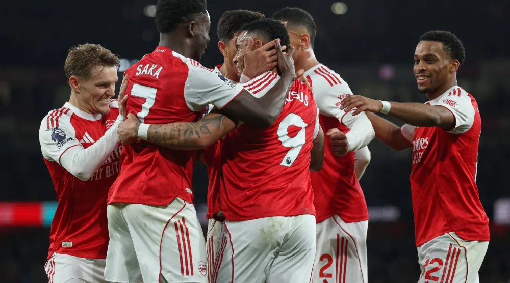 اجتفالية لاعبي آرسنال بالفوز القاتل على الوولفز (أ.ب)