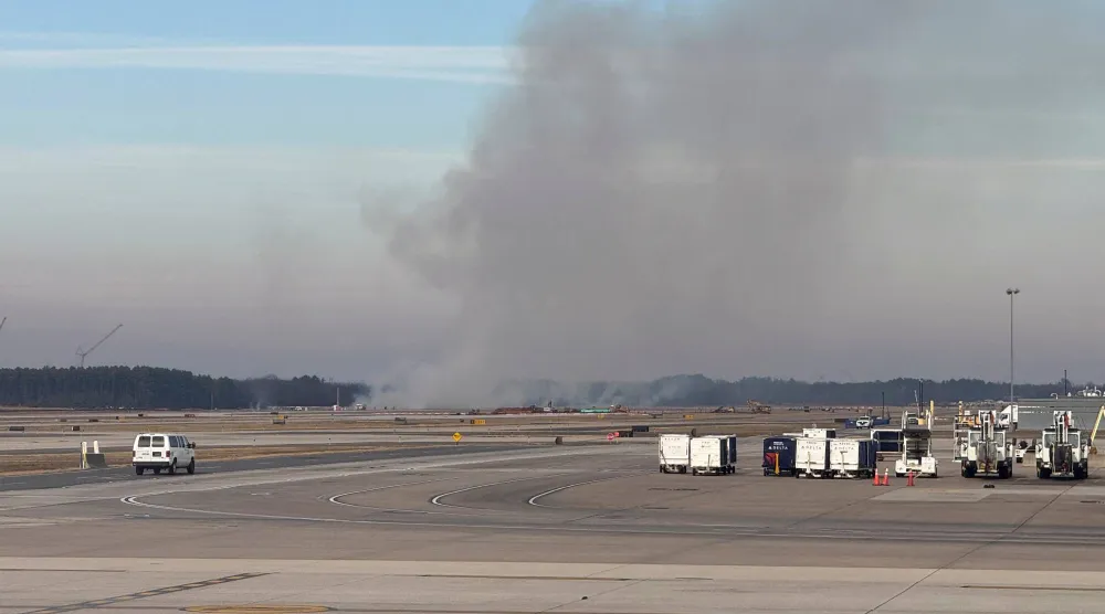 دخان يتصاعد خلال حادثة الطائرة التابعة لشركة «يونايتد إيرلاينز» (رويترز)