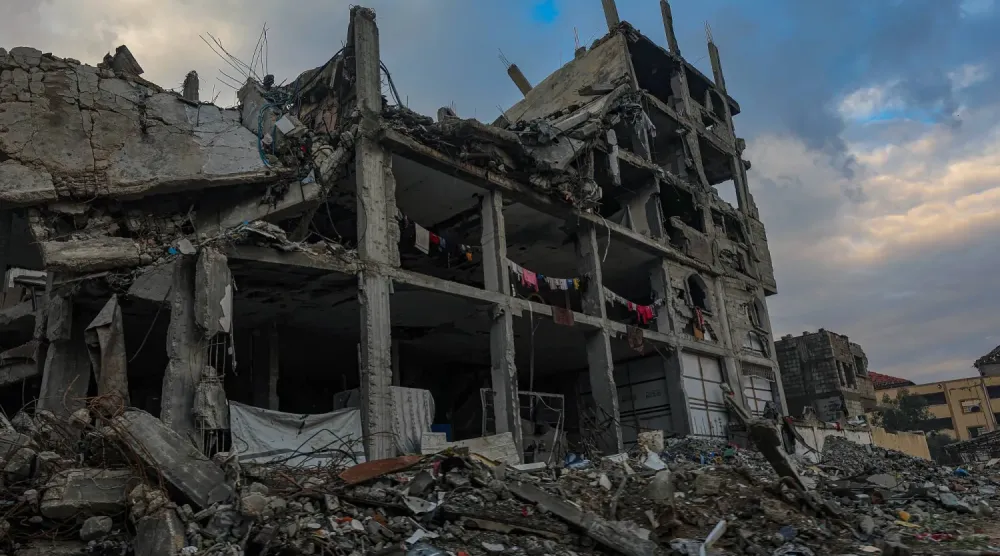 Gazze şehrinin doğusundaki El-Tuffah mahallesinde yıkılmış bir bina (EPA)