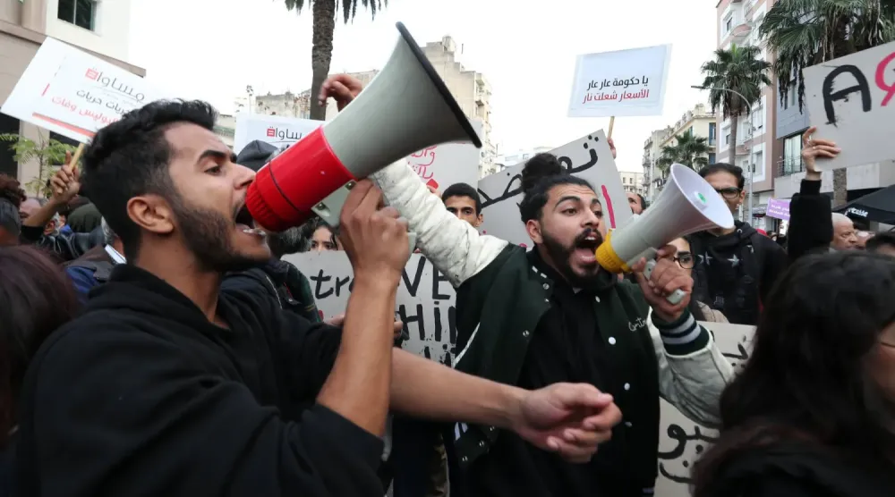 Başkent Tunus'ta Tunus Cumhurbaşkanı Kays Said'in politikalarına karşı düzenlenen protesto gösterisinden bir kare (EPA)