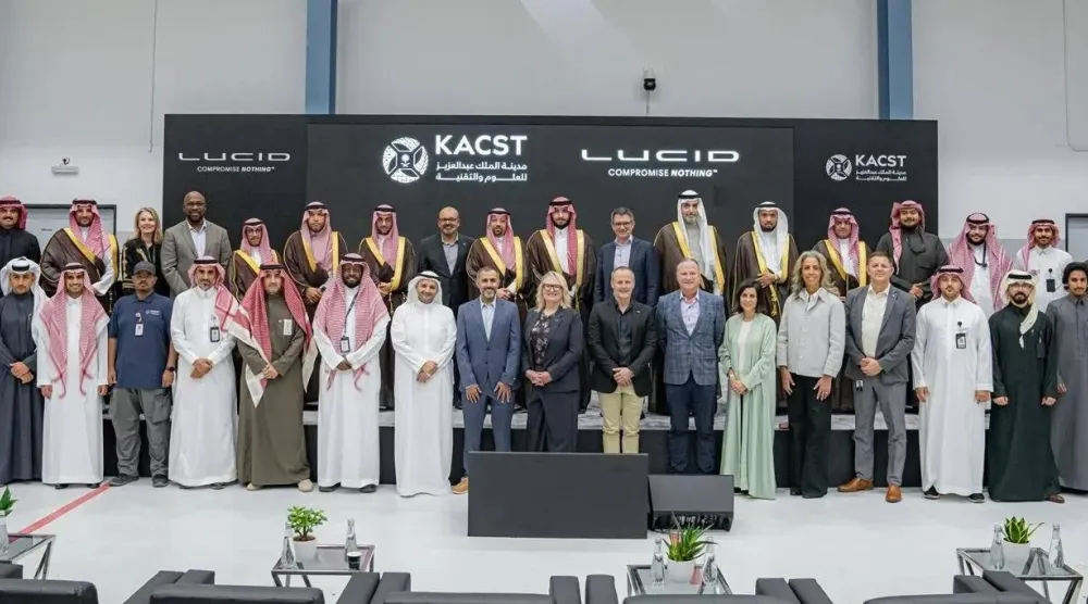 صورة جماعية للمسؤولين عقب تدشين أول مركز ابتكار للسيارات الكهربائية في منطقة الشرق الأوسط بالسعودية (الشرق الأوسط)