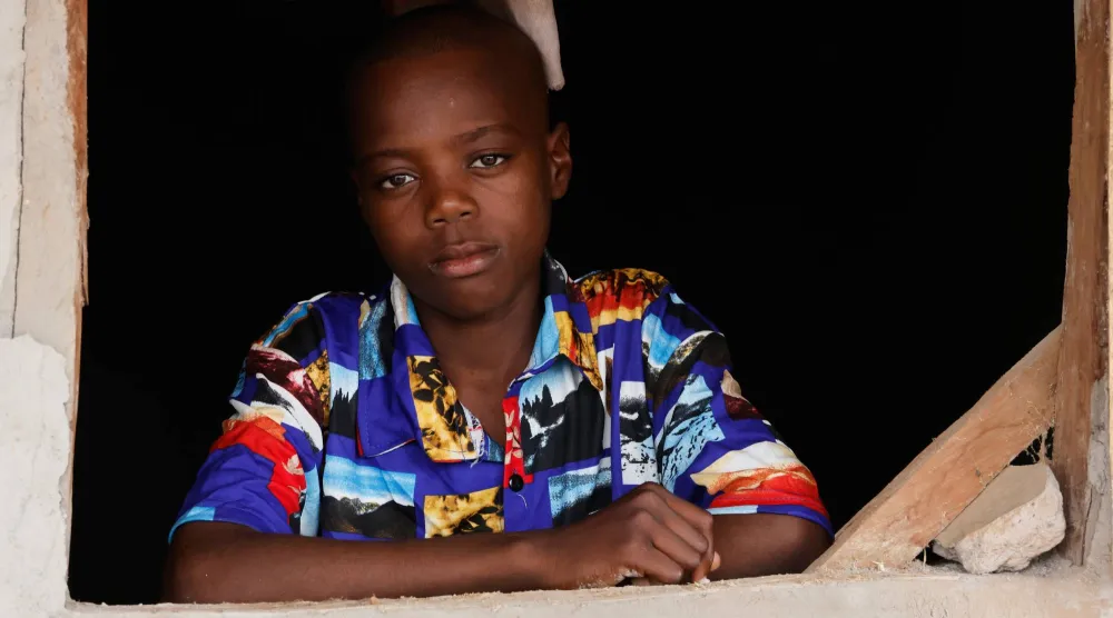 أونيكا تشيمي طالب أُطلق سراحه بعد اختطافه خلال مقابلة مع «وكالة أسوشييتد برس» في بابيري بنيجيريا 10 ديسمبر 2025 (أ.ب)