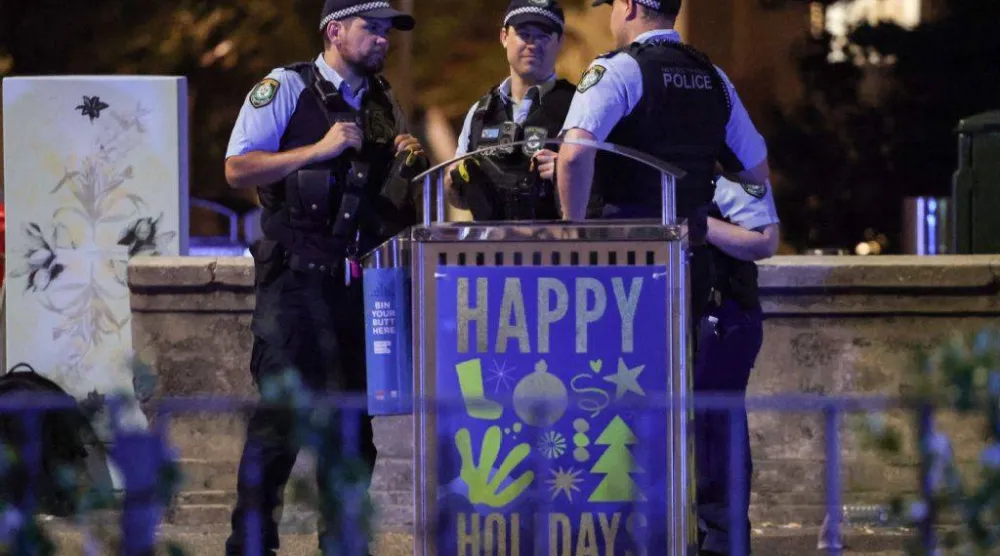 عناصر من الشرطة الأسترالية في موقع الهجوم (أ.ف.ب) 