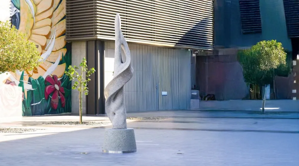 الفنان السعودي عصام جميل في عمله «رؤية متجددة» (الرياض آرت)