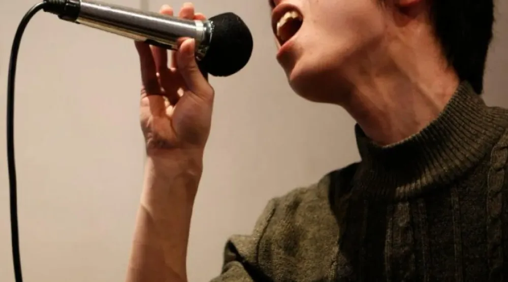 الغناء يلعب دوراً كبيراً في دعم الصحة النفسية والجسدية (رويترز)