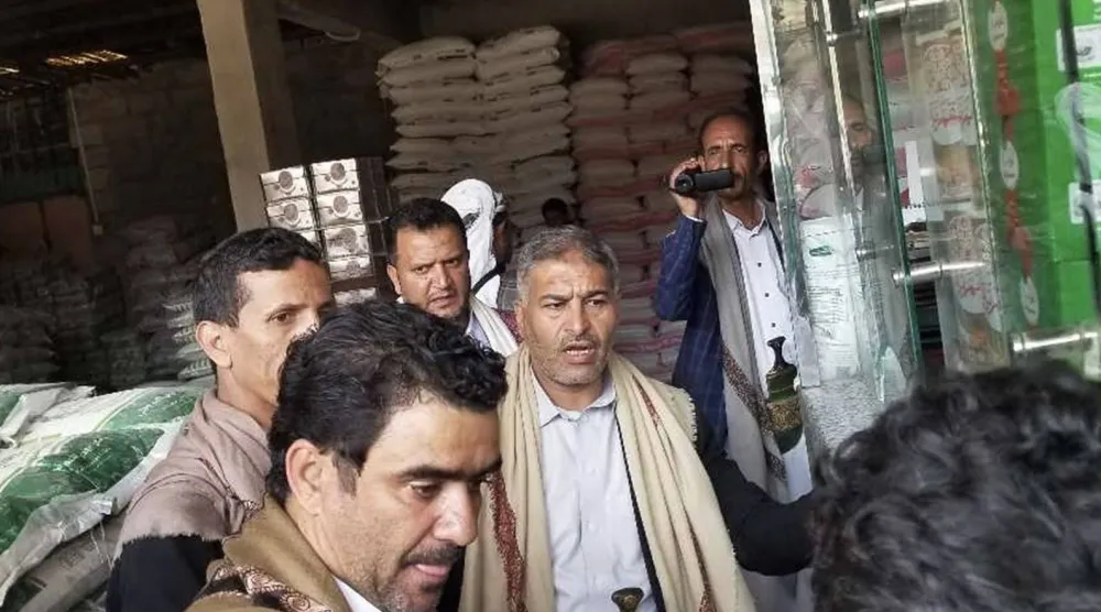 عناصر حوثيون خلال دهم أحد المتاجر في صنعاء (فيسبوك)