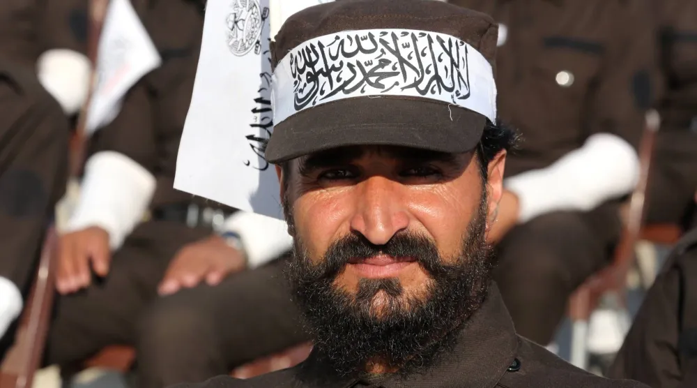 خريج من شرطة «طالبان» يحضر حفل تخرج جماعي في جلال آباد بولاية ننكرهار بأفغانستان يوم 11 ديسمبر 2025... وتخرجت دفعة من المجندين الجدد لقوات الشرطة التي تقودها «طالبان» في أكاديمية شرطة ولاية ننكرهار مُنهية بذلك شهراً من التدريب الآيديولوجي والعسكري الإلزامي في الولاية الشرقية (إ.ب.أ)