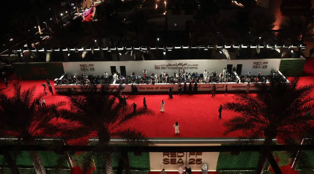 السجادة الحمراء في الدورة الخامسة لمهرجان البحر الأحمر - جدة 2025 (أ.ف.ب)