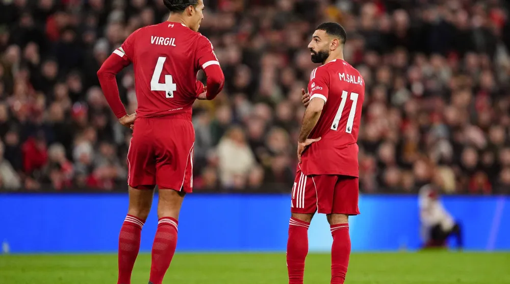 شدد دايك قائد ليفربول على أهمية صلاح للفريق بعد الفوز 2-صفر على برايتون آند هوف ألبيون (د.ب.أ)