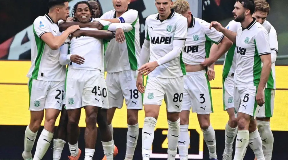 مهد ساسوولو الطريق أمام نابولي حامل اللقب وإنتر لإنزال ميلان عن صدارة الدوري الإيطالي (أ.ف.ب)