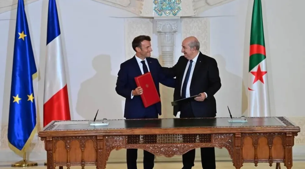 الرئيسان الجزائري عبد المجيد تبون والفرنسي إيمانويل ماكرون في أغسطس 2022 (الرئاسة الجزائرية)