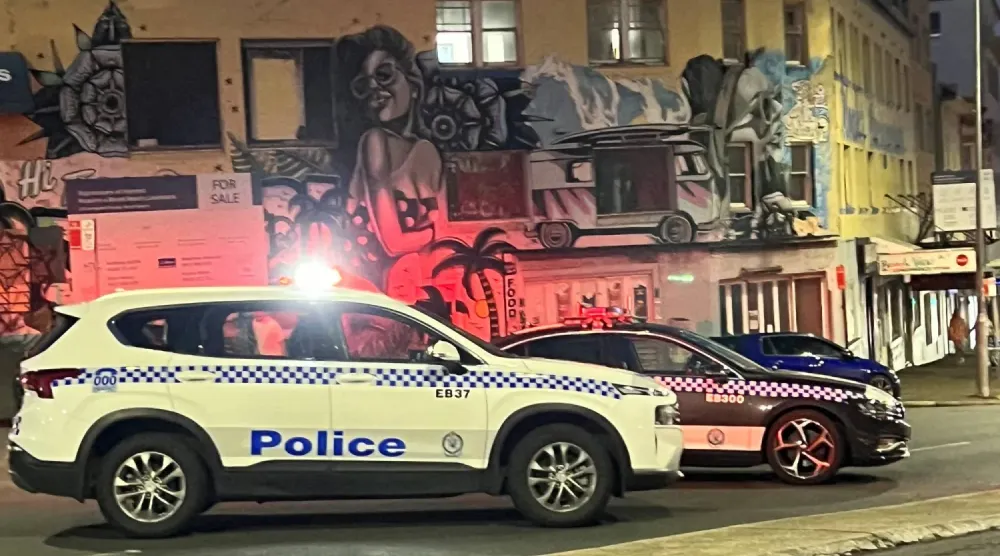 14 Aralık 2025'te Avustralya'nın Bondi plajındaki silahlı saldırı olay yerinde bir polis aracı duruyor (Reuters)