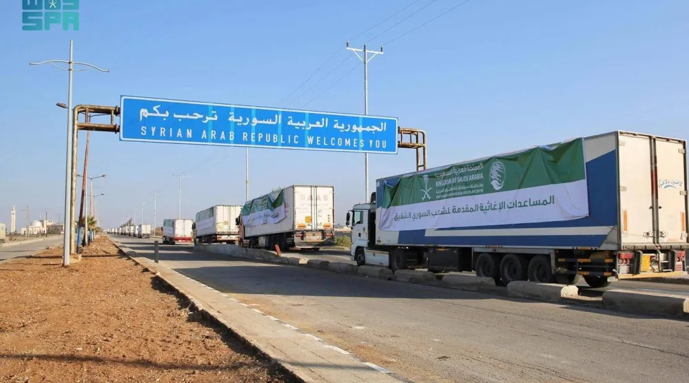 قافلة شاحنات تحمل مساعدات سعودية تدخل سوريا من معبر نصيب مع الأردن 6 يناير (رويترز)