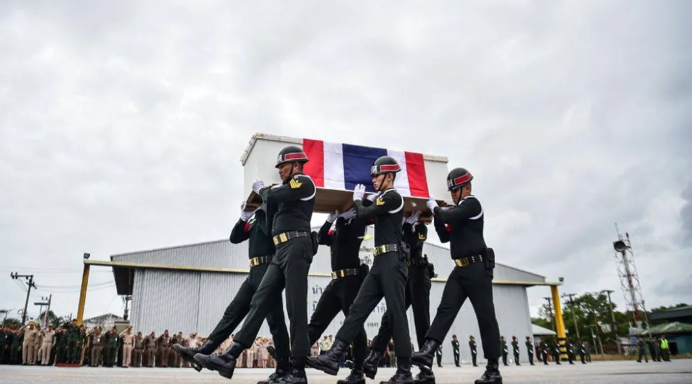 جنود يحملون نعش متطوع في القوات الخاصة قضى خلال اشتباكات على طول الحدود الكمبودية- التايلاندية في مقاطعة ناراثيوات جنوب تايلاند الأحد (أ.ف.ب)