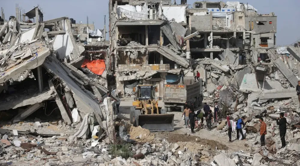 Gazze Şeridi'nin güneyindeki Han Yunus'ta devam eden enkaz kaldırma çalışmalarından (AFP)