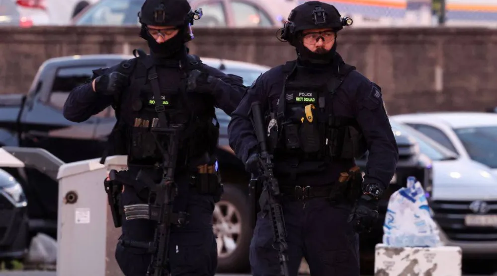 تعمل الشرطة المسلحة في موقع الحادث بعد إطلاق نار على شاطئ باوندي في سيدني (أستراليا ) بتاريخ 14 ديسمبر 2025 (أ.ف.ب)