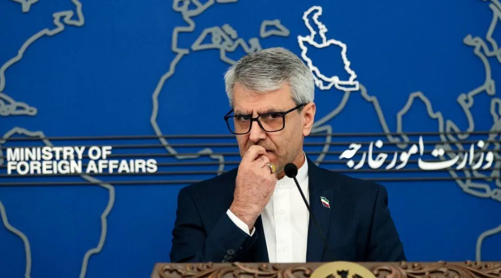 بقائي يستمع إلى أسئلة الصحافيين خلال إفادة أسبوعية اليوم (مهر)