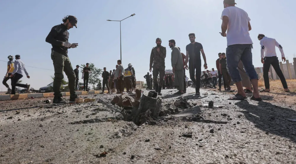 تجمع في موقع هجوم بطائرة من دون طيار ببلدة بزاعة في ريف حلب حيث قتلت غارة أميركية زعيم تنظيم «داعش» بسوريا في يوليو 2023 (أ.ف.ب)