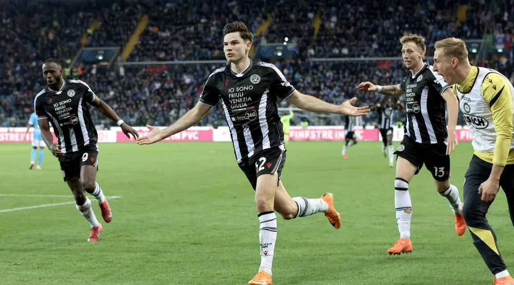 فرحة لاعبي أودينيزي بهدف إيكيلينكامب في مرمى نابولي (إ.ب.أ)