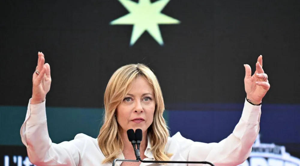 رئيسة الوزراء الإيطالية جورجيا ميلوني خلال حديثها في مهرجان «أتريو» الذي ينظمه حزبها «إخوة إيطاليا» (أ.ف.ب) 