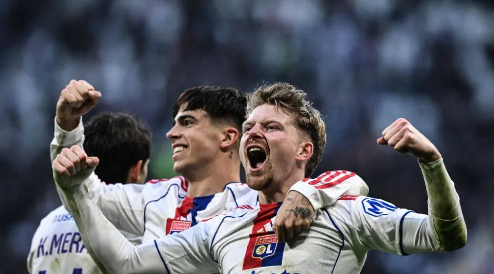 فرحة لاعبي ليون بهدف الفوز على لوهافر (أ.ف.ب) 