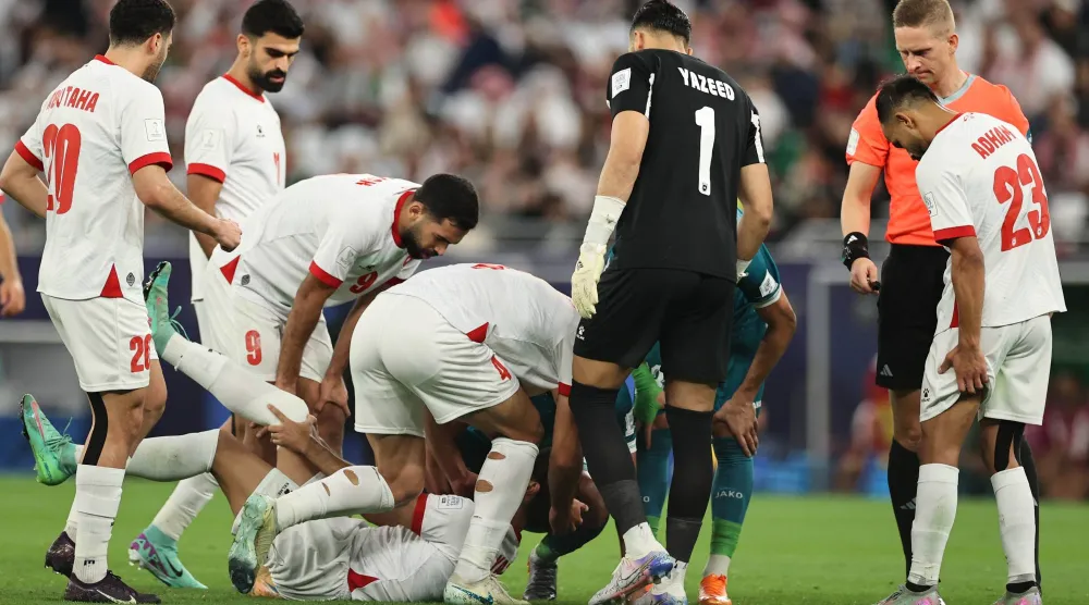 النعيمات لحظة تعرضه للإصابة (تصوير: سعد العنزي)