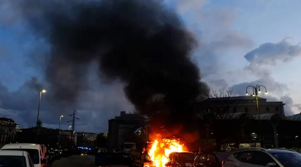 اشتباكات بين مشجعي جنوا وإنتر ميلان خارج ملعب لويجي فيراريس (رويترز) 