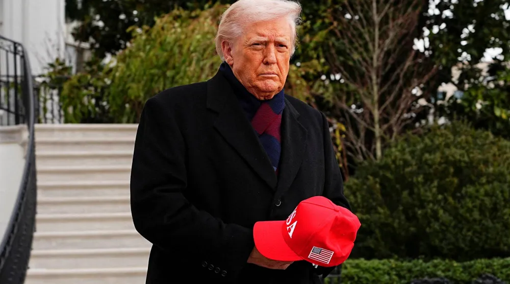 الرئيس الأميركي دونالد ترمب في حديقة البيت الأبيض (رويترز) 