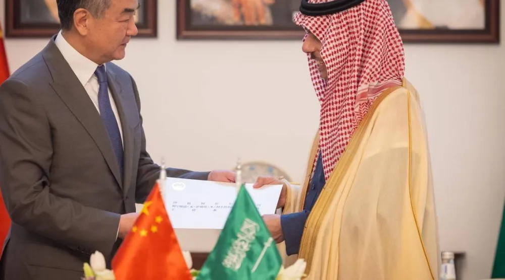 وزير الخارجية السعودي يتسلم الرسالة من نظيره الصيني (واس)