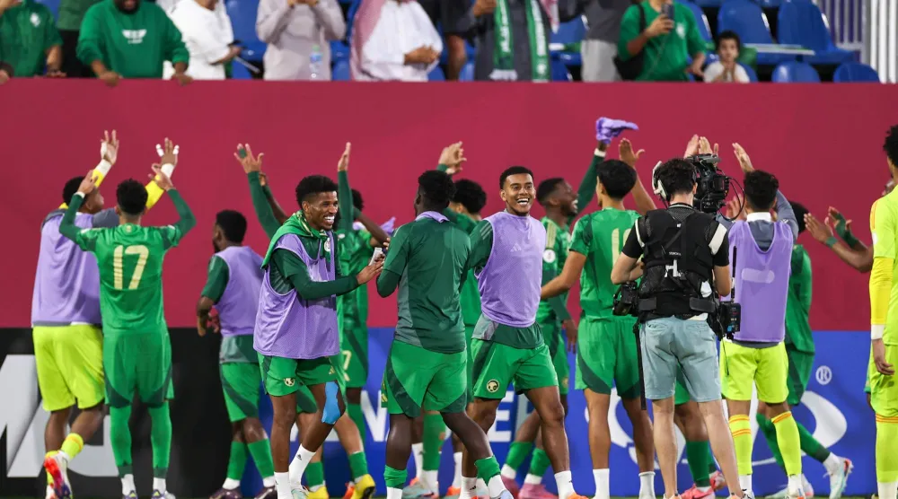 فرحة سعودية بعد بلوغ النهائي الخليجي لفئة الأولمبي (تصوير: سعد العنزي) 