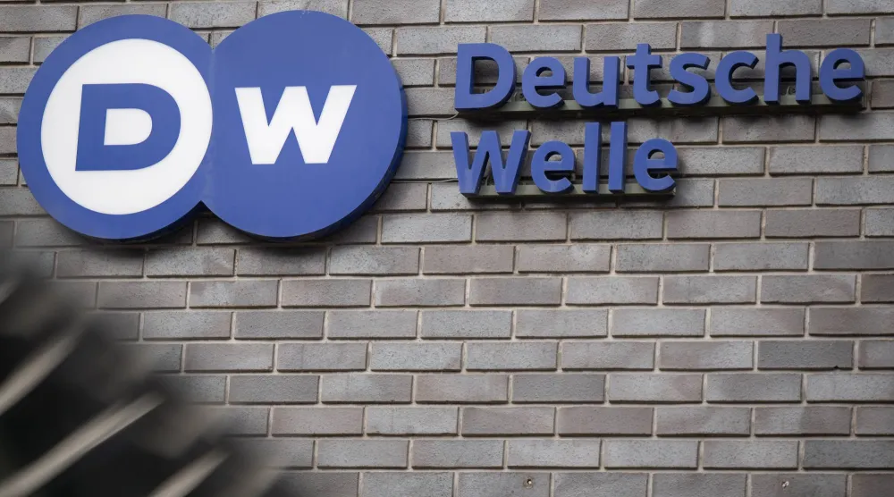 شعار هيئة البث الخارجية الألمانية (دويتشه فيله) كما يظهر على مقرها الرئيسي في برلين (د.ب.أ)