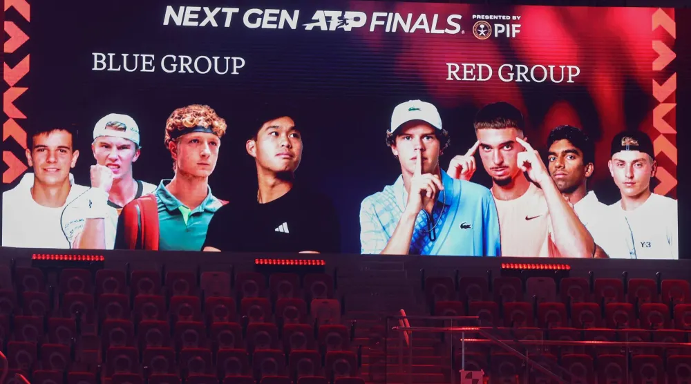 لاعبو المجموعتين على شاشة العرض بعد نهاية مراسم القرعة (تصوير: عدنان مهدلي)