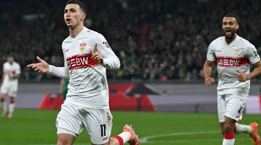 المغربي الدولي بلال الخنوس (يسار) يحتفل بهدفه في بريمن (د.ب.أ) 