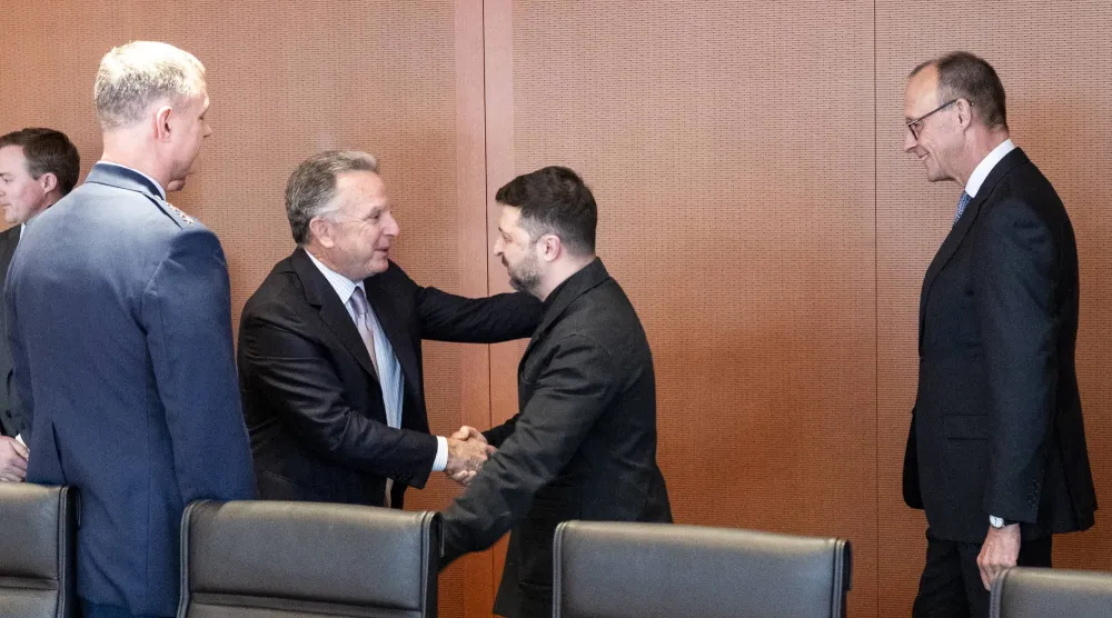 الرئيس الأوكراني فولوديمير زيلينسكي يصافح المبعوث الرئاسي الأميركي ستيف ويتكوف في حضور مستشار ألمانيا فريدريش ميرتس قبل اجتماعهم في برلين (غيدو بيرغمان - مكتب المعلومات الحكومي الفيدرالي الألماني) 