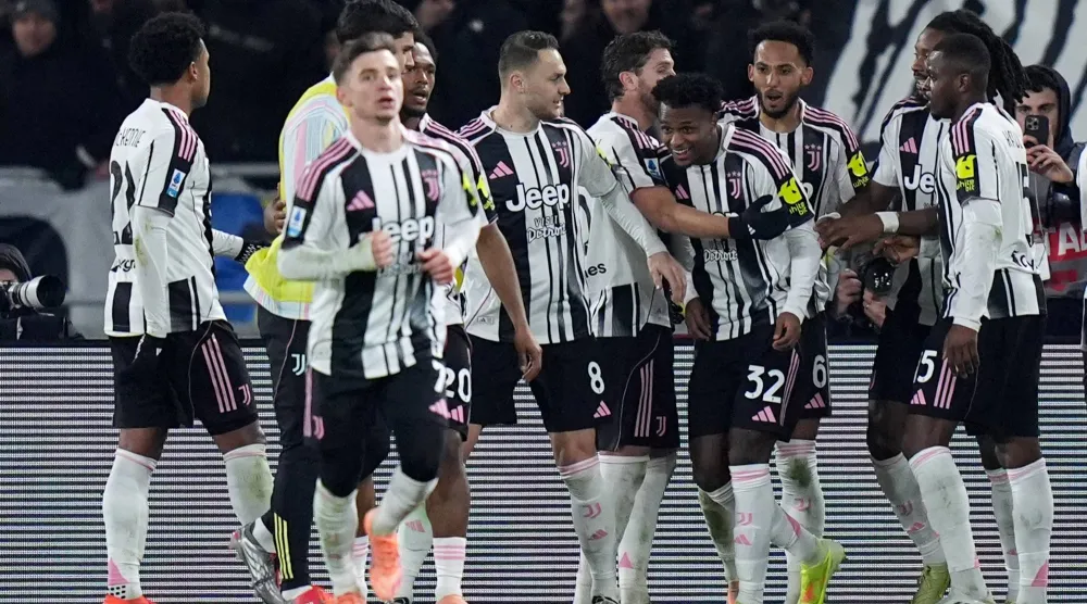 احتفالية لاعبي يوفنتوس بهدف كابال القاتل في مرمى بولونيا (أ.ب)