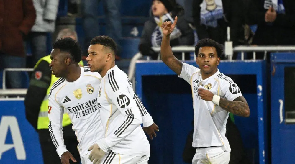 ثلاثي هجوم الريال رودريغو ومبابي وفينيسيوس يحتفلون بالفوز على ألافيس (أ.ف.ب)