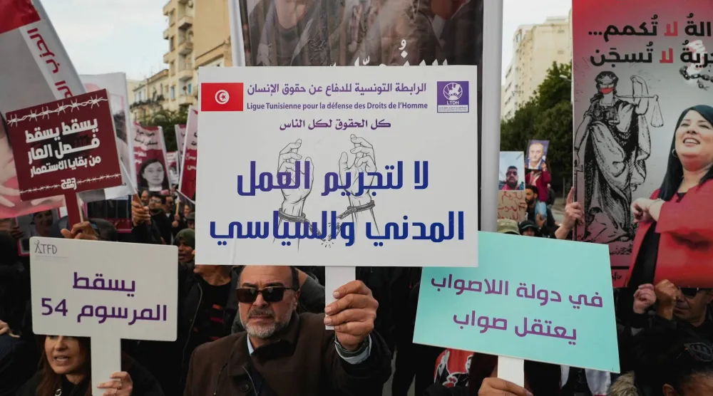 من مظاهرة في العاصمة التونسية السبت (رويترز)